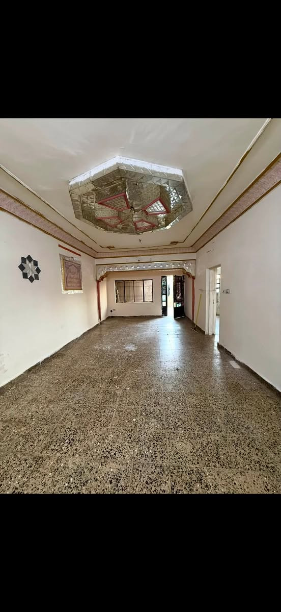 السلام عليكم بيت مساحه 150 متر الايجار غرفه نوم واستبقال ومطبخ ابو دشير شارع الضغط مقابل اسواق بيت جدو يجار 350 
***********
