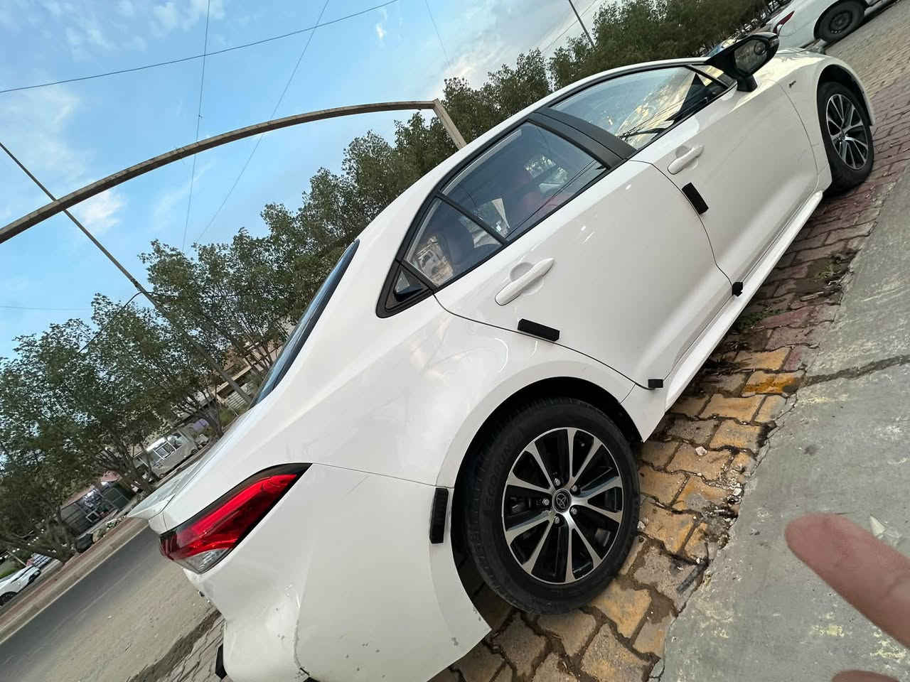 كورلا هايبرد ٢٠٢٥ ليفين 
كفاله عامه من الصبغ والبارد
فول مواصفات للاخير 
فتحه 
بصمه 
رادارات 
كشنات جلد وكهرباء 
هواي مواصفات بيها متنعد 
سياره جديده ماشيه ١٥ الف 
سعر ب١٦٠ وبيها مجال 
مكاني بغداد 
***********
