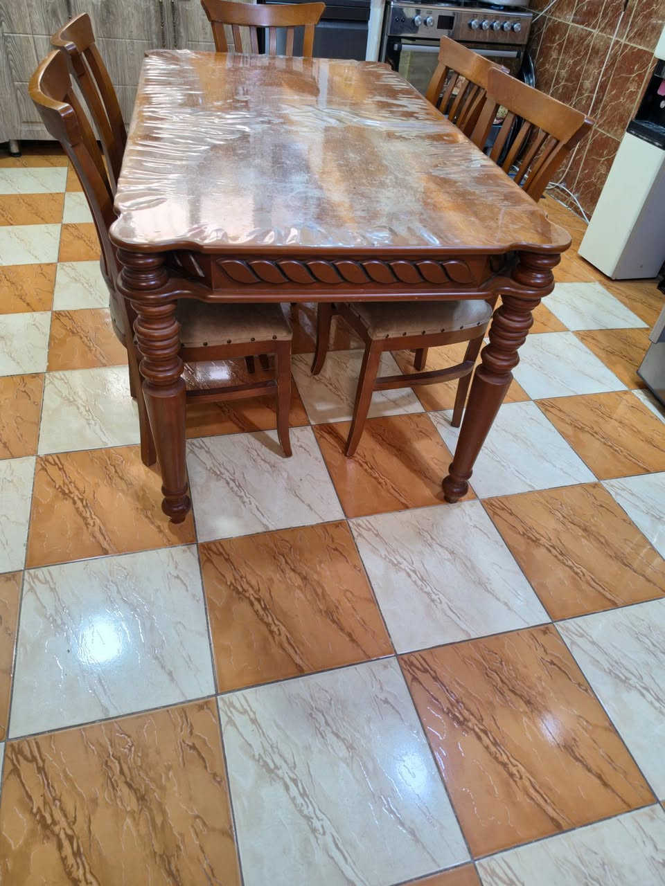 ميز طعام مع 5 كراسي (الطول 160cm) (العرض 90cm) خشب MDF أصلي (سعره الأصلي مليون و 500 ألف دينار) 
ما بي خدش لأن ما عدنا أطفال
معروض ب 500 ألف دينار
العنوان كربلاء للتواصل *********** أو ***********
