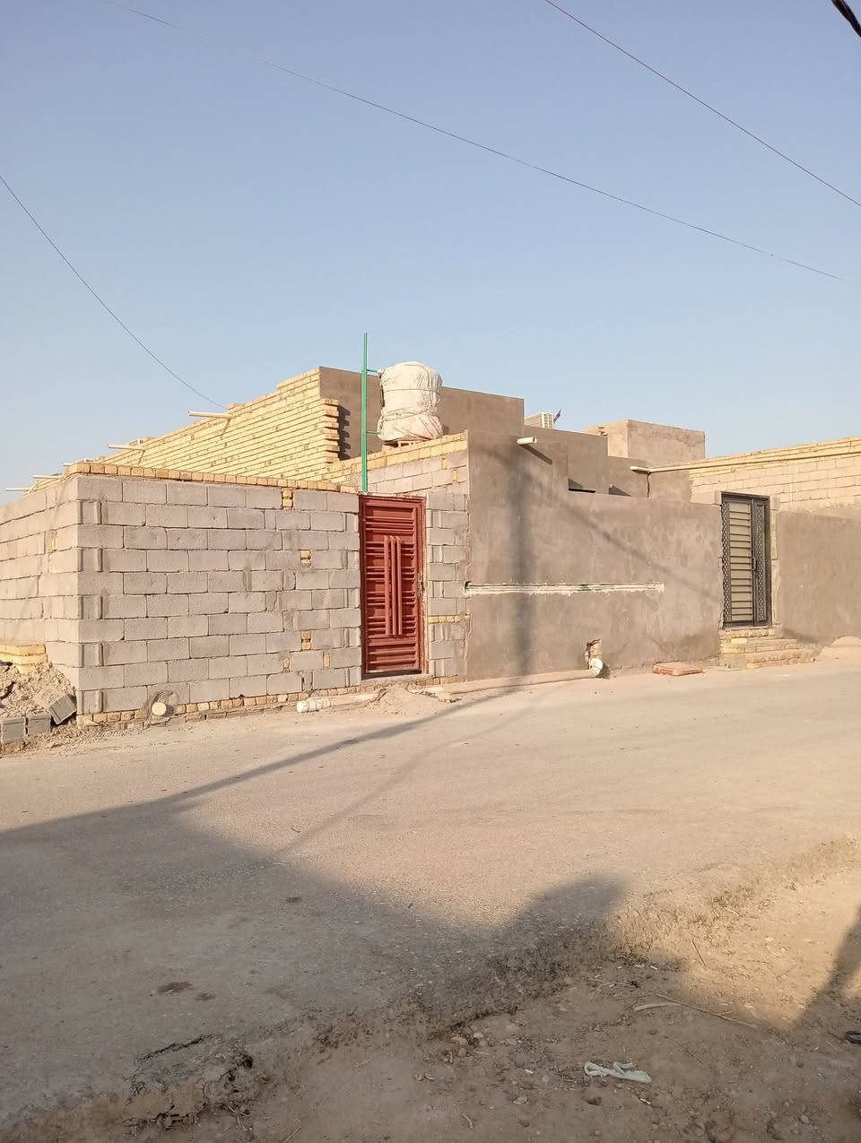 السلام عليكم اخوان بيت للبيع زراعي المساحه 320 خدمات كامله العنوان منطقه البوعظم صوب الشاميه بين الجسرين على طريق الفضليه الاستفسار على الرقم أو واتساب ***********
