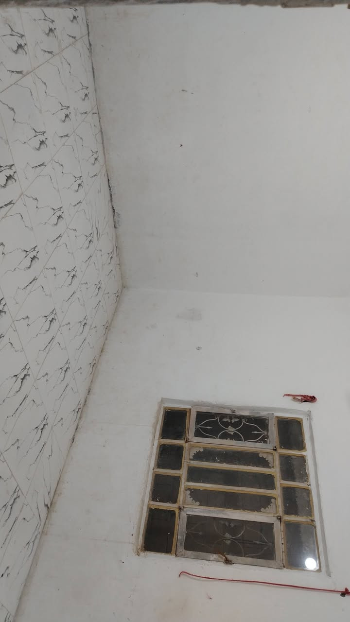 بيت للبيع مساحة 200متر
غرفتين وصاله ومطبخ وبراني وصحيات خارجيه
الموقع المدخل الجنوبي
 قرية آل مجيبل قريب على
 الشارع الي يروح للشراكيه 
السعر 21 وبيه مجال قليل
***********
