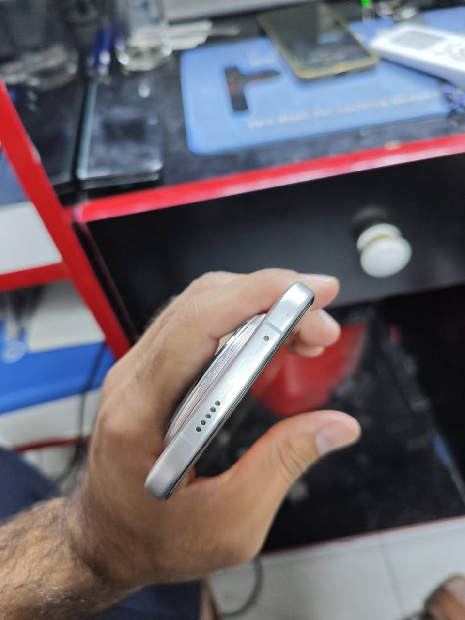 Honor magic 8 pro
مفول مواصفات وكلشي 
وملحقات كامللة 
بي فقط فطر بسيط بالضهر اصلا ما مبين 
وايضا الشاشة بيهة طبع مال تطبيقات ايضا ما مبين بس للامانة والمصداقية اكول بيهن هذن
السعر 850 وبي مجال بسيط للشراي يدلل
المكان بغداد بوب الشام 
***********
