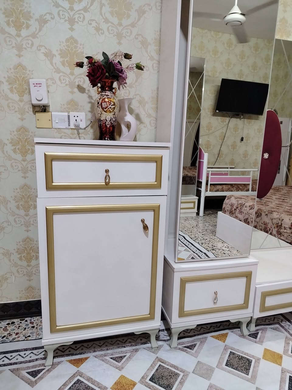 غرفة اخشاب تركي نظيفه جدا  غير مفتوحه تسع قطع  للبيع ب500 فقط للتواصل ***********
