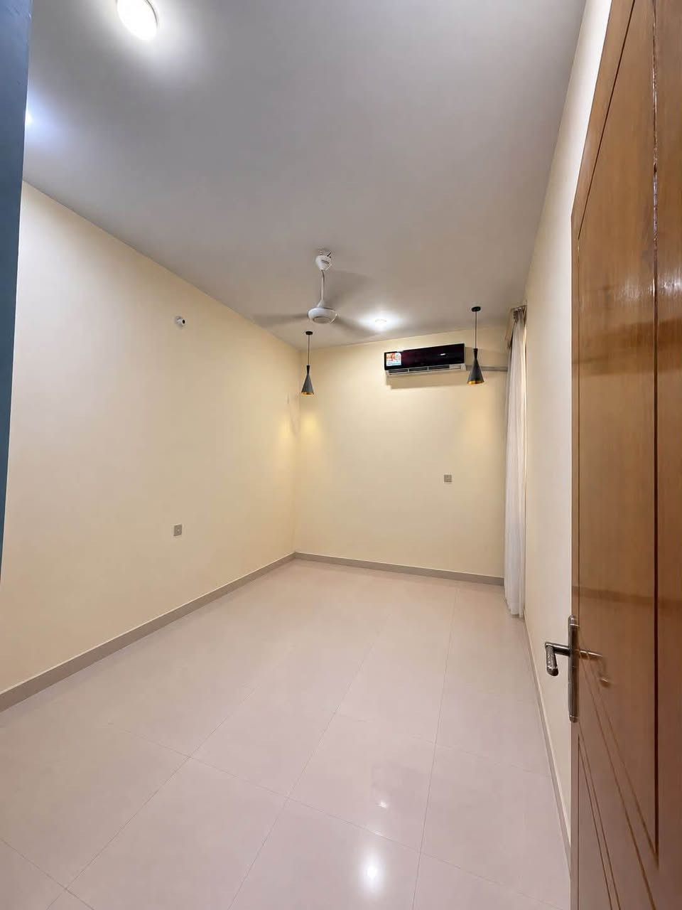 #دار_للــبـيــع 🏠 ام الخيل الرابعة مطلوب اسكان 46 مليون ​📣 دار للبيع (طابو صرف)
​المواصفات الأساسية:
​المساحة: 150متر مربع.
​عدد الطوابق: طابقين (بناء كونكريت مسلح).🏗️ 
​التفاصيل والتقسيم الداخلي:
الواجهة ٧ ونص  النزال 20 ↔️ 
​الطابق الأول:
​
​غرفة استقبال كبيرة.
​صالة + مطبخ.  ♨️ 
​غرف نوم (عدد 2).
​مناور.
​مجموعات صحية (داخلية وخارجية).🛁 
​الطابق الثاني:
​صالة واسعة.
​مع حمام
——————————————-
#متابعة_الصفحة
#نستقبل_جميع_عروضكم
———————————————————
🔺#للاستفسار الاتصال ع الارقام
 حسن *********** 📲  
واتساب *********** 📲  
 ارشد ***********📲 
—————————————————————
او زيارة مكتبنا متواجدين 3 الظهر إلى 8 مساء 
🔺مكتب دره المشرق للاستثمار والتطوير العقاري 
🔺العنوان:-حي الجزائر الشارع العام قرب مأكولات تشرين
ومجاور شركة زاد اهل الخير للسفر والسياحة
