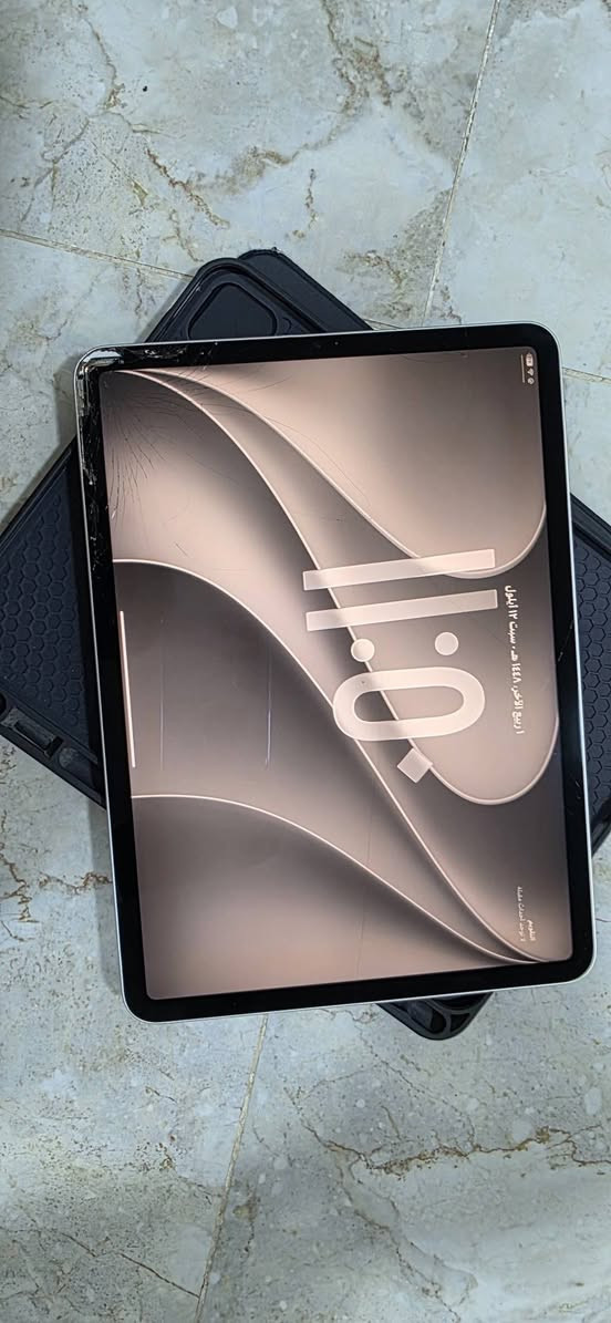 السلام عليكم ipad pro m1
جهاز نضيف مساحة 256 Gb  مشحون 1160 مرة نسبة البطارية ٨٢

مكسور بي هذا الكسر مثل ما موضح بالصورة وما ماثر ابد على اللمس 

Face ID شغال

ماكو ويا ملحقات 

سعر 400 قفل

للاستفسار  على الرقم ***********
