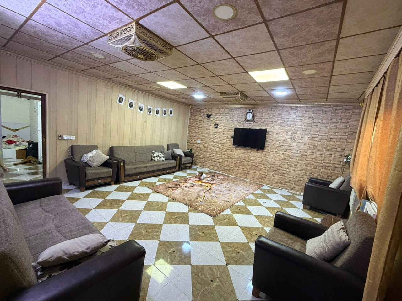 بيت للبيع يوسف بيك أول جسر صاير مساحه250متر مربع بناء طابقين كاشي سيراميك سقف ثانوي عدد غرف نوم3
استقبال 
مطبخ منور  حمام صحيات 2
كراج سياره حديقه ترك خلف البيت ماء متوفر 24 ساعه السعر 50مليون وبي مجال رقم الهاتف***********
