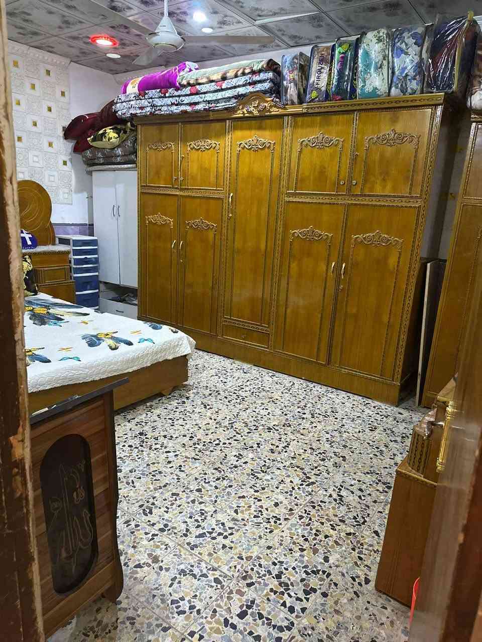 السلام بيت 170 متر للبيع زراعي سنه 25 طابقين الطابق الفوك غرفه وصاله وحمام وسطح والطابق الجوه استقبال ومطبخ وصاله وغرفه للبيع العنوان كربلاء الحر الرشديه للاستفسار هذا رقم صاحب البيت ‏‪***********‬‏
