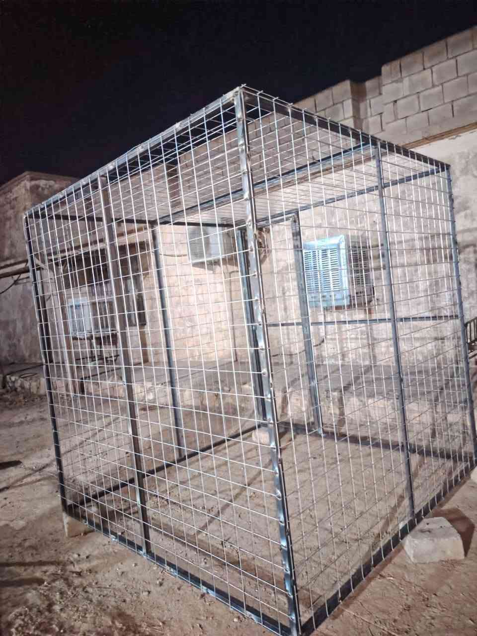 السلام عليكم قفص للبيع فصال الطول ٢م والعرض ٢م والارتفاع ٢م الإطار الخارجي بوري مربع انج وربع القواطع زاوية انج وربع الهسكو الفتحة ٨سم والسلك تقريبا ٤ملم شغل درجة اولى ما اجاوب على التعليقات اتصل ***********

