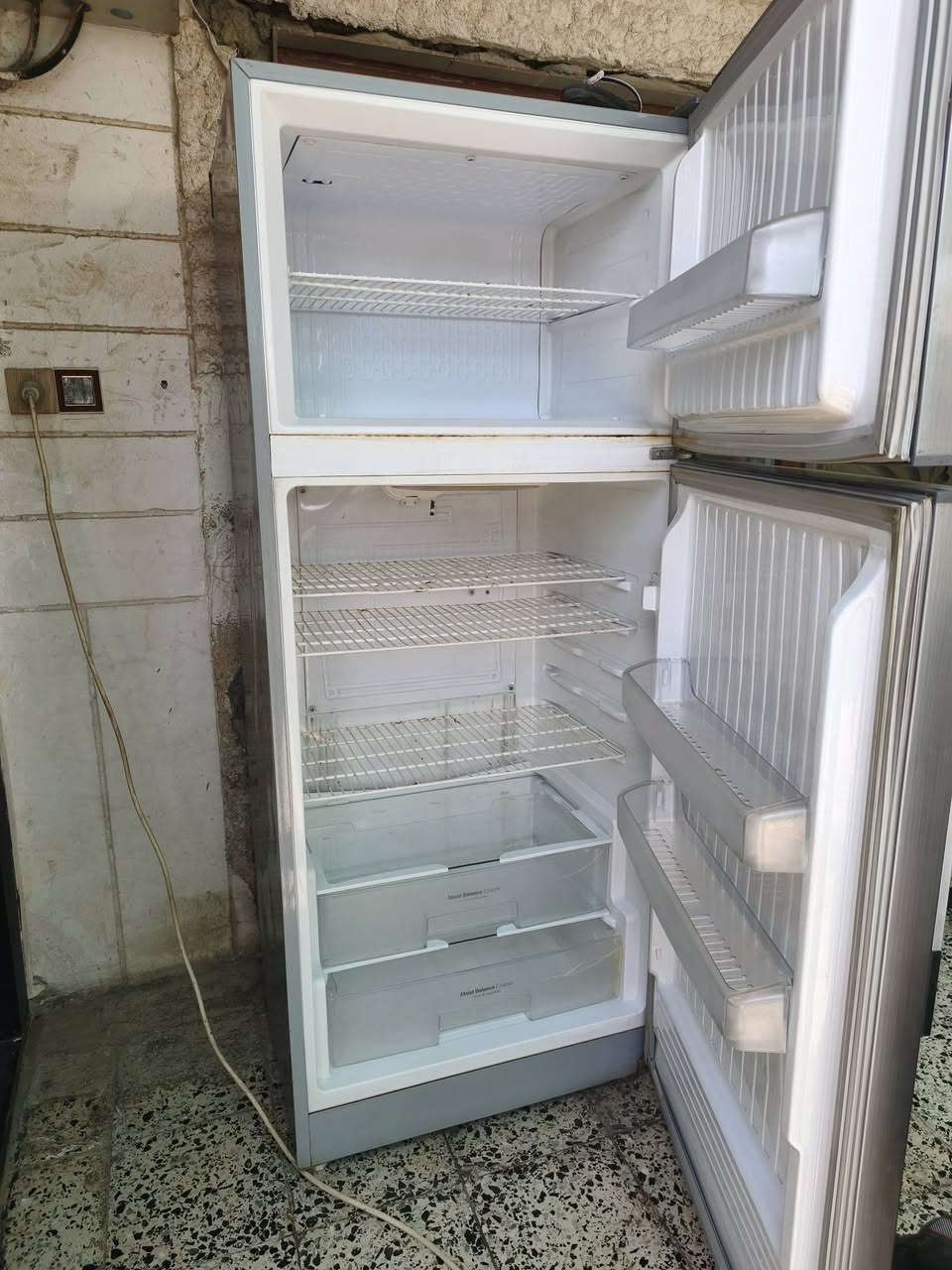 ثلاجة نوعية (جنرال)  ماطور شغال بالشرط ونظيفة بس بيها زرف بالفريزر موضح بالصورة وفرغت الغاز البيها بس هاي مشكلتها وأي خلل ثاني ماكو .. السعر 175 الف وبيها مجال .

 رقمي للتواصل واتساب ***********
