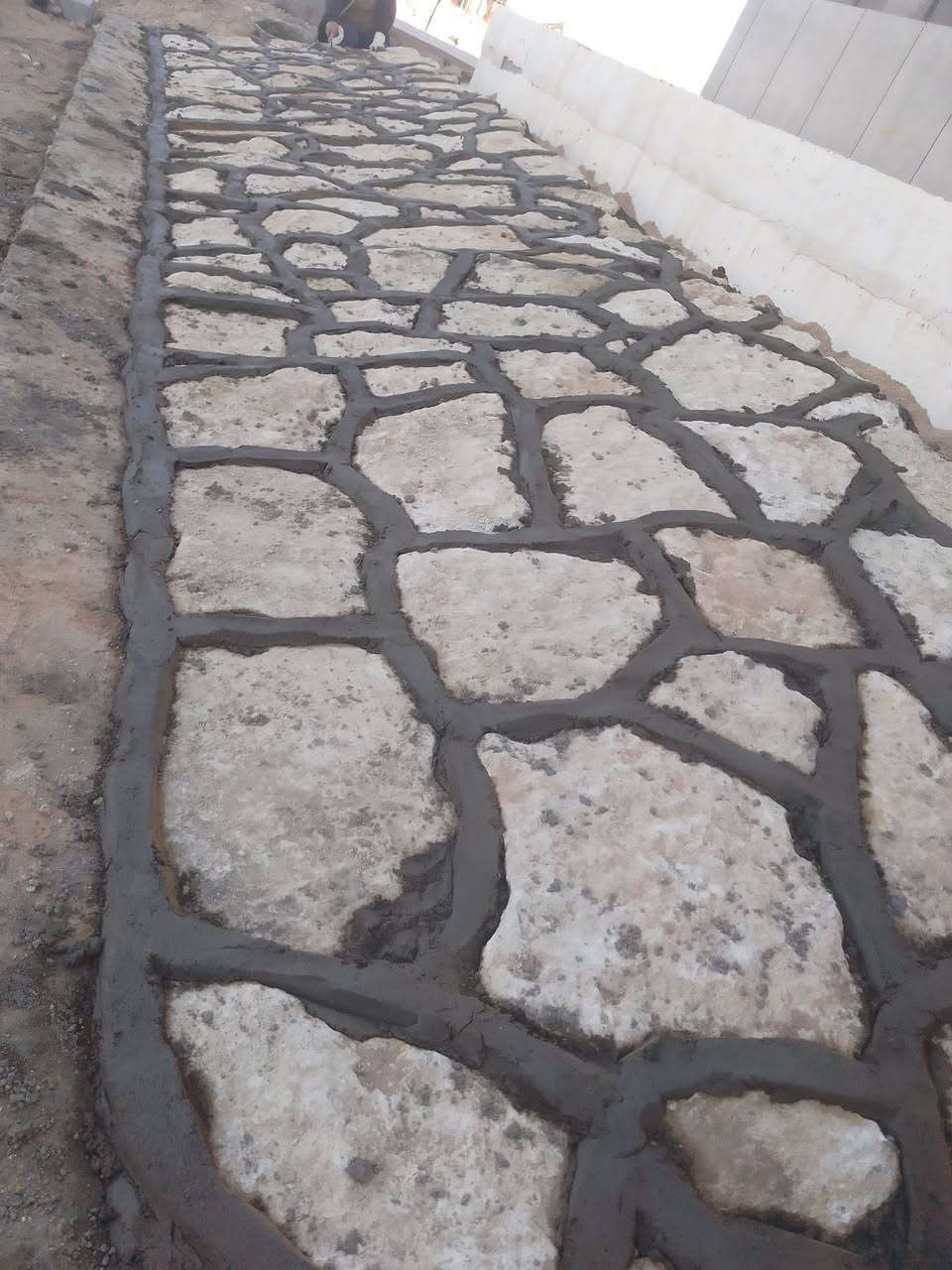 السلام عليكم يوجد كادر اكساء حجر شغل درجه اولى الاتصال على هذا الرقم/***********
