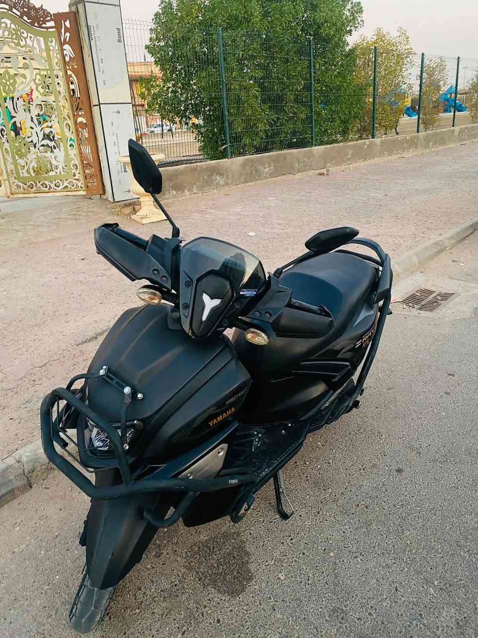 Yamaha zr 2023
دراجة نظافتها فول برغي مامفتوح بيها 

أوراق جنوبي 

اي مكان يعجبك افحص

سعر 2350
***********
