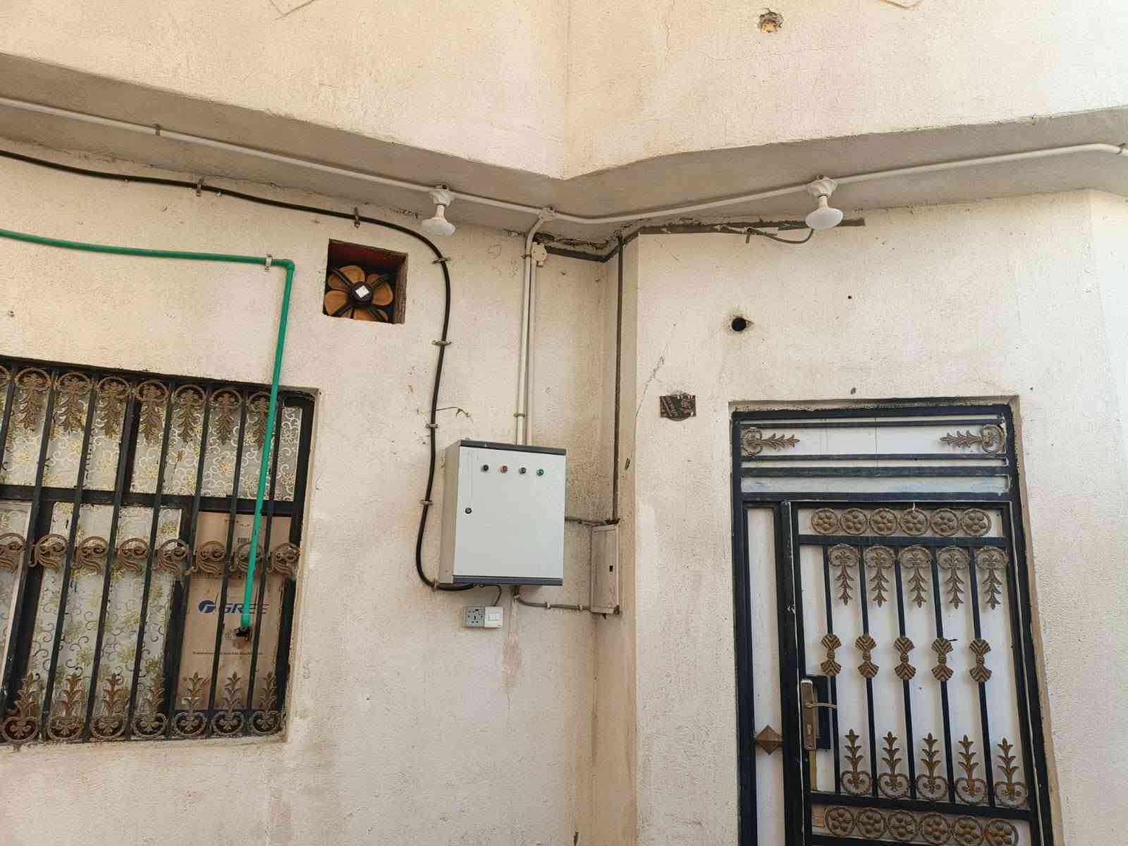 السلام عليكم بيت للبيع بلديه كامله معامله العنوان البصره ابي الخصيب عويسيان شارع كوت الضاحي المساحه 160 يحتوي على ديوانيه وهول وغرفتين ومطبخ وطامه وحمامات واثنين داخليات ومرافق خارج ودرج وبيتونه وغرفه فوك الارضيه سيراميكك والسقف كونكريت الصطح سراميك مطبق بناء حديث سقوف ثنويه ماي كهرباء خدمات من مدارس اسواق السعر 65 وبيه مجال اي استفسار على هذا رقم *********** يوجد واتساب البصرة, العراق

