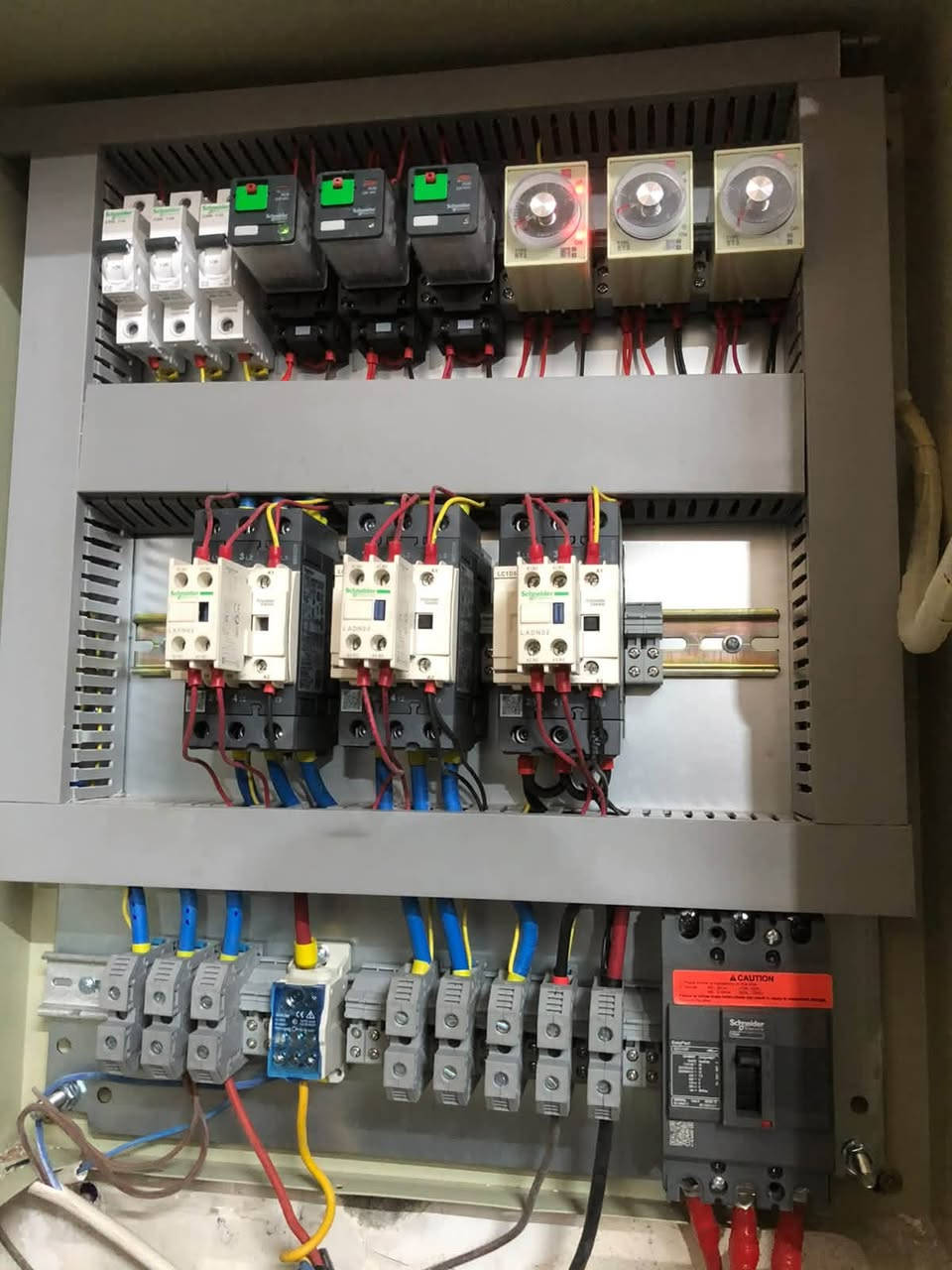 السلام عليكم عمل كافه انواع البوردات الصاناعيه والمنزليه حسب الطلب الزيون 
بوردات كونترول
بورات ATS باداره حسين 
وعلي ***********
***********
