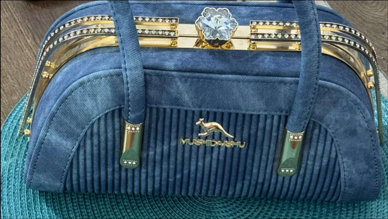 جنطة جينز دينيم  ماركة الكنغر مع ملحق الحزام  جديدة ماملبوسة ولامرة سعرها ٣٥  الف العنوان البصرة الجزائر وبيها مجال للتواصل خاص او على الواتساب 
***********
