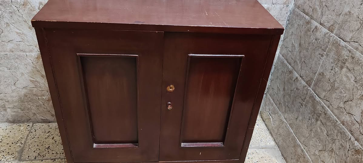 السلام عليكم اغراض منزل للبيع ميز جربايه عدد 2 وميز بلازه وزاويه ونزله عرس ونزله ثانيه وصوبه كهربائيه شغاله وتيبلام عدد 2 شغالات وساعه ستزن ياباني شغاله والطباخ شغال 3 عيون رايدهن ب 250 وبيهن مجال وهذا رقمي *********** مكان ام الكبر والغزلان
