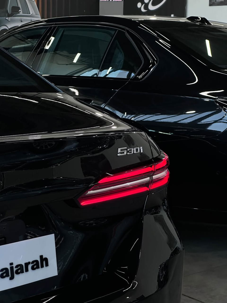 سلاام وعليكم ورحمه لله

2025✨

BMW 530i موديل 2024 (الجيل الجديد G60) - أسود ملوكي 🖤✨
أحدث جيل من الفئة الخامسة لـ BMW، يجمع بين الفخامة المطلقة، التكنولوجيا الحديثة والأداء القوي!
⚙️ المواصفات والميزات الأساسية:
 المحرك: 2.0L TwinPower Turbo (4 سلندر) مدعوم بنظام 48V Mild-Hybrid لتوفير ممتاز في استهلاك الوقود.  
 القوة: 255 حصان (255 hp) وعزم دوران 400 نيوتن متر.
 ناقل الحركة (الغير): أوتوماتيك 8 سرعات (Steptronic Sport).
 التصميم الخارجي: لون أسود ميتاليك لامع، شبك أمامي مميز بالكروم المات، إضاءة أوتوماتيكية ذكية Adaptive LED.  
 التكنولوجيا والأمان:
 نظام كاميرات 360 درجة (Surround View).  
 رادارات أمامية وخلفية مع أنظمة المساعدة على القيادة وتحديد المسار.
 الشاشة الشاشات المزدوجة المُنحنية (BMW Curved Display) بنظام iDrive 8.5 الحديث.
 عجلات (جنوط) أصلية قياس 19 إنش.  
📍 الموقع: معرض المجرة لتجارة السيارات (Al Majarah Car Trading)
☎️***********

