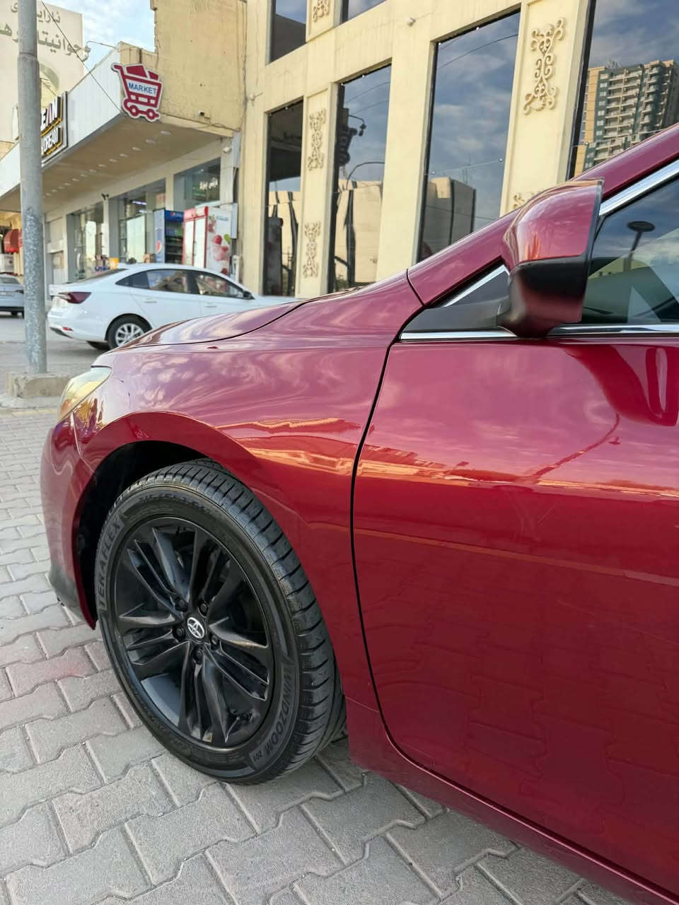 السلام عليكم حبايب للبيع 
كامري 2017 فول مواصفات وارد امريكي حادث سطحي جاملغ وبنيد فقط بدون دواخل سياره جديده كلش رقم اربيل ب اسمي تحويل ثاني يوم سياره جاهزه ع اخر حبايه 
مواصفاتها 
فتحه كشنات جلد كهرباء تدفئه تبريد كشنات حساسات شاشه كامرا فول السياره مواصفاتها مكينه كير ممفتوحات كفاله صدر امامي خلفي جديد طكه مابيها منظومه زنون تبريد كزاز رايدها ب 133 وبيها مجال بسيط مكاني الاعظميه 
***********
