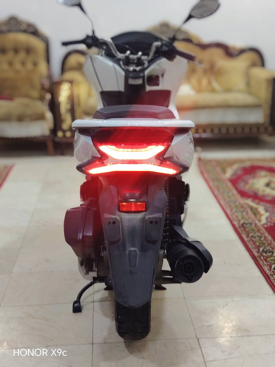 سلام عليكم  PCX جيل الثالث كوري ماشيه 19.365 
الدراجه شوفت عينكم جديده ما ملعوب بيه ببرغي 
الدراجه قبل شهر مسويله ادامه يم حسين الشبلي كلفتني 125
الدراجه مكينته 125 ناعمه خير من الله بريكات حساس ازدحام شغال
بانزين محسن دهن موتل كل 20 يوم ابدله 
السعر 16 بيه مجال حك الجيه ***********
(مراوس بسلفر ونج نضيفه) 
بغداد العبيدي
