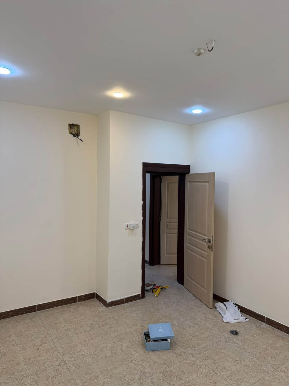 فرصه ثمينه للعوائل الكبيره
💥💥💥💥💥💥💥💥💥💥💥💥💥

     ((شقه كبيره للإيجار وحديثه ))

      (( المساحه ١٥٠ متر  مربع ))

الموقع :- 
بغداد - الكرخ - حي الحسين - قرب مجمع الروان  - شارع ٤٠ - قرب مخبز الورده الحمراء

محتويات الشقه:-

 ثلاث غرف نوم كبيره واحده منها سويت ( حمام داخلي )
 
غرفه استقبال كبيره
مطبخ و هول 

ثلاث حمامات

يوجد  مقياس للكهرباء الوطنيه

كل غرفه فيها تاسيسات للسبالت  على النظام التركي 

ماطور  الماء خاص للشقه فقط 

خزان الماء معزول 

السخان معزول 

البنايه فقط شقتين 

الارضيه مؤجره 

المتوفره حاليا 

الشقه في طابق اول 

مدخل واحد 

ملاحظه:-

لا تؤجر للطلاب او الطالبات

لا تؤجر للنساء فقط

للاستفسار
رجاءا رجاءا
الاتصال بين الساعه 
١٠ صباحا - ١٠ مساءا
فقط على الواتس اب  ***********
