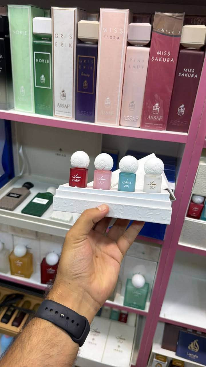 اقوى عروض بأسعار تنافسيه 
متوفر توصيل جميع محافظات

نص مكتوب في الصور:
- ASSAF A FRAGRANCE FOR EVERY STORY Scents That Stay With You
