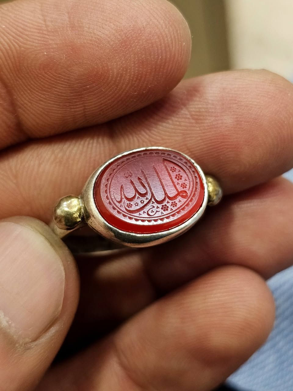 عقيق يماني خط يدوي مكتوب (الملك لله )
خط جميل وصياغه جميله
للتواصل ***********
