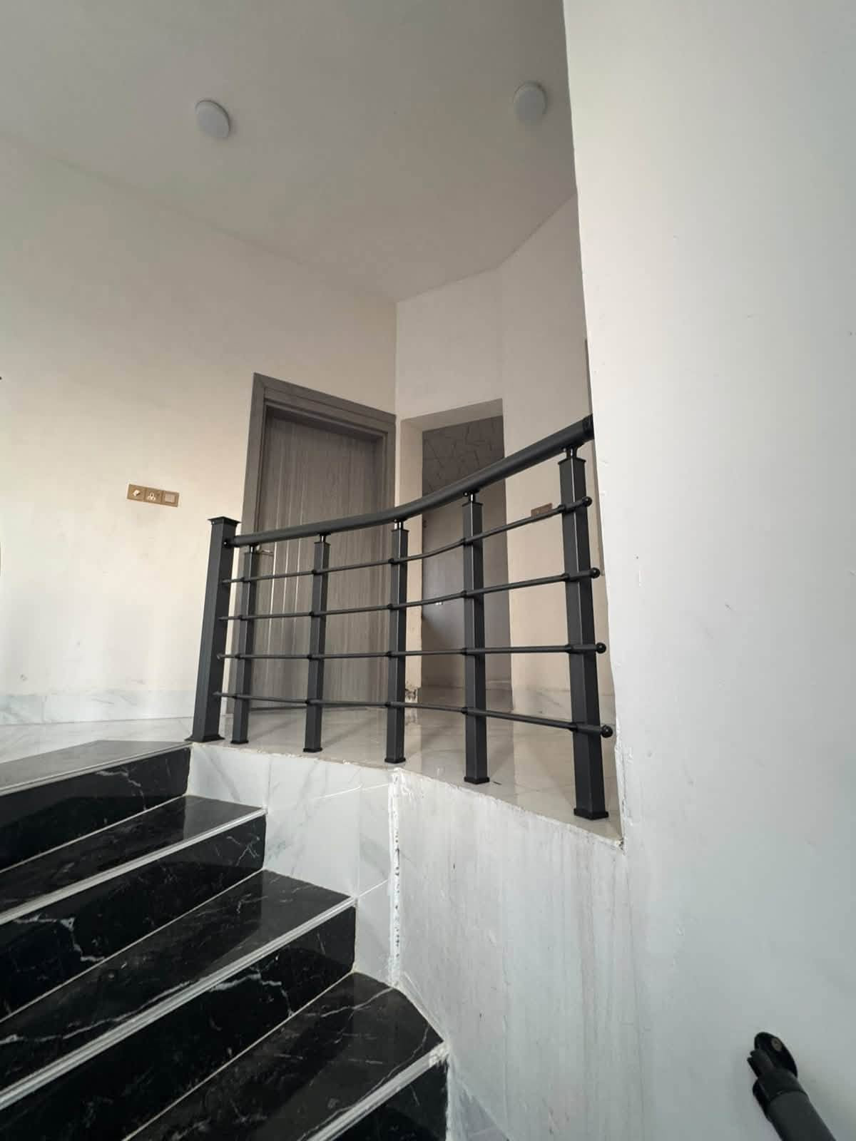 دار   للـبـيـع   🛤️🏦طـابـو صــرف 📄 طابقين 🏡بناء حديث 

الـمـوقـع/ حسن المجتبى / خلف صيدلية المختار 

مــسـاحـة/ 170 متر  

لاسـتـفـسـار مـرجـعـة مـكـتـب الـجـوهـرة لـعـقـار 📍

مـقـابـل عـمـارة الـحـافـظ 🏫 

☎️0️⃣7️⃣7️⃣2️⃣2️⃣0️⃣2️⃣2️⃣5️⃣3️⃣4️⃣📞.

الــسـعــر💵💸165 مليون
