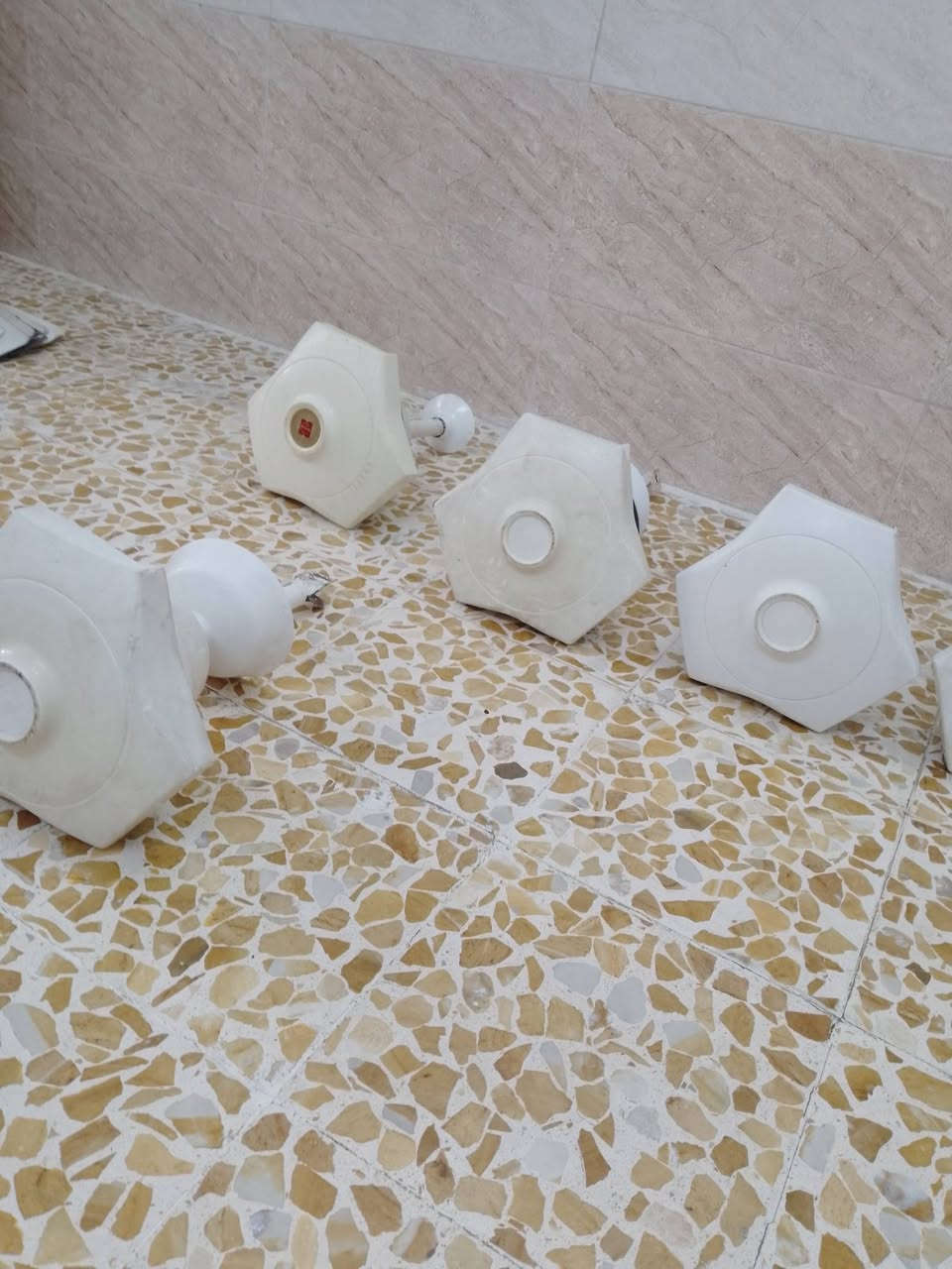 السلام عليكم عندي مراوح اصليات نشنال تعبانات 5 بيهم ريش 3 ما بيهم ريش أعلى سعر ابيع ***********
