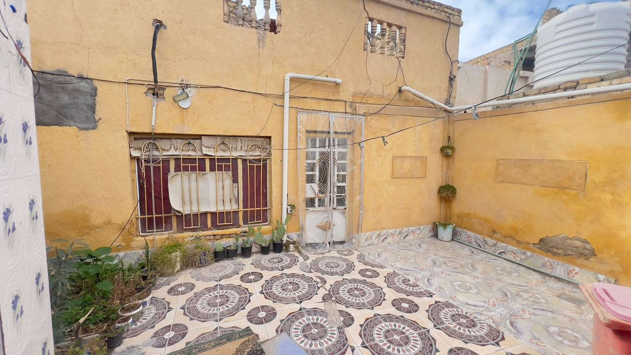 سلام عليكم دار للبيع طابو
منطقة الصلبة الاولى شارع دكتور عمار مساحته 168ونص متر يتكون من غرفتين وديوانيه وصاله ومطبخ وصحيات خارجيه وحمام داخلي وترك. درج خارجي على الترك ومخزن بالسطح بناء طابوك عكاده والسطح شتايكر السعر 115وبي مجال. 
للاستفسار ***********
