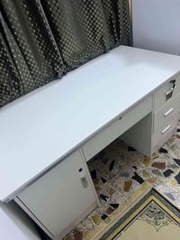 ميز مكتبي • للبيع