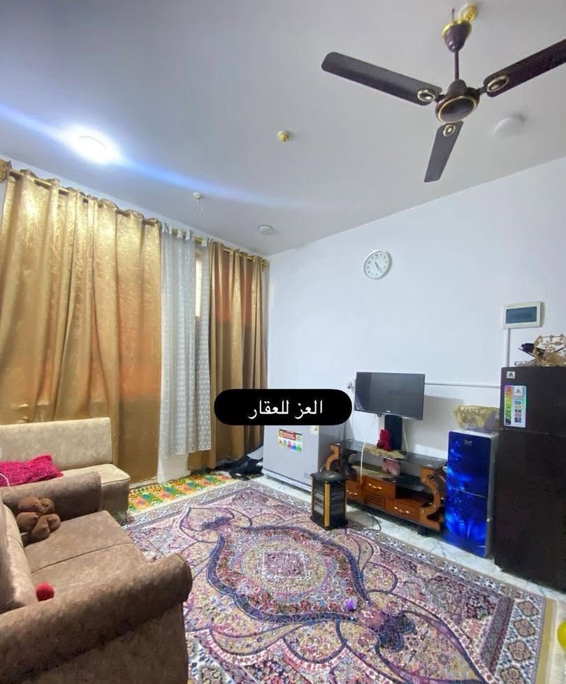 🏘️ / دار للبيــع مسـاحه(200)م طابو (صـرف ) بسعر مناسب جداا

                 الواجهه 10 م / النزال 20 م 

🧱 بناء سنة  2012 

1️⃣ الطابق الاول / غرفة نوم  .مطبخ . أستقبال . هول . كليدور . مجمع صحيات  . كراج  .  

 2️⃣الطابق الثاني /  سويت كامل  مطبخ وغرفه نوم و مجموعه صحيات . غرفة نوم . هول . 

📍 الموقع / حي الجامعه

نص مكتوب في الصور:
- العز للعقار