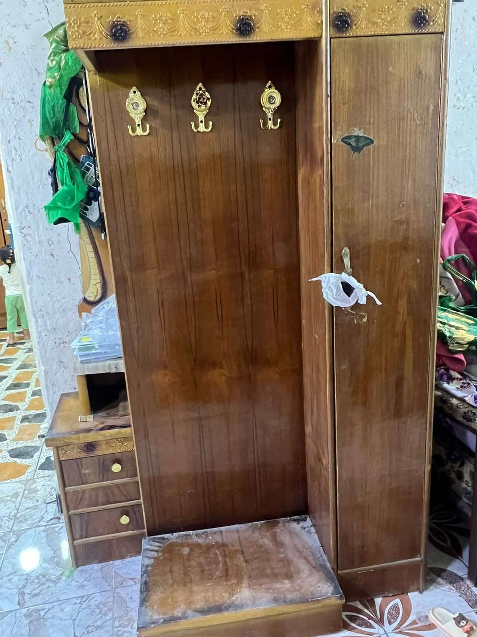 السلام عليكم خرفة نوم كامله ما عدا التاج مال الجربايه المرتبة والجرباية موجودات فقط التاج نقص السعر 250 العنوان بابل الحلة السياحي رقم الهاتف ***********
