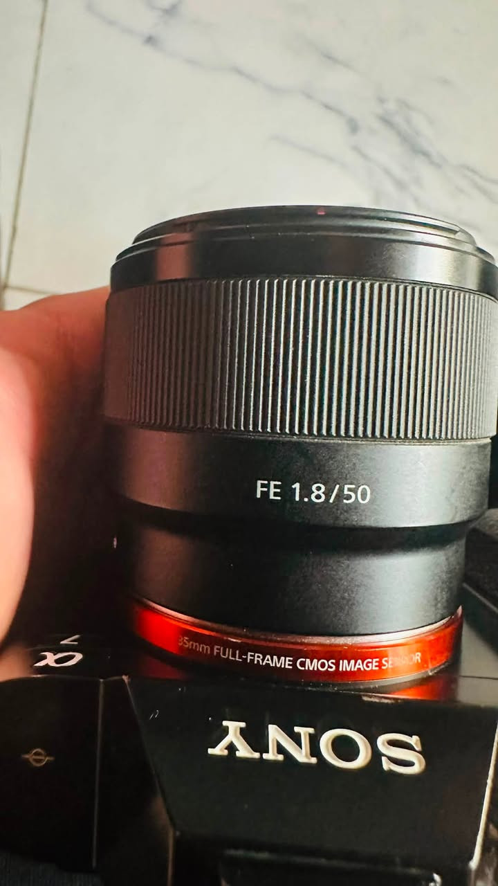 للبيع: كاميرا Sony A7 مع عدسة 50mm
Sony FE 50mm f/1.8 :العدسة
مستشعر إطار كامل (Full-Frame) بدقة 24.3 مكسيل لصور ذات تفاصيل حادة وعزل ممتاز.
عدسة 50mm المثالية لتصوير البورتريه، الشارع، والتصوير العام بفتحة عدسة واسعة f/1.8. • تعطي عزل (بوكيه) جميل وأداء قوي في الإضاءة الضعيفة. السعر 700 الف للتواصل واتساب ***********
