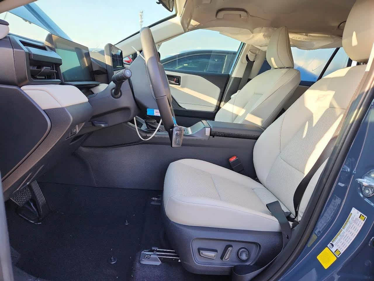 🚗 2026 TOYOTA RAV4 XLE PREMIUM
🛠️ الضرر: موضح في الصور
📏 عداد المسافه 200 مايل (فعلي)
📋 حالة السيارة: تشتغل (Run and Drive)
🔧 حجم المحرك: 2.5 – 4 سلندر (هايبرد)
🔍 رقم الشاصي: 2T36DRBVXTC007521

📍 موقع السياره : شهر ونص توصل الحره 
للستفسار الاتصال ***********
