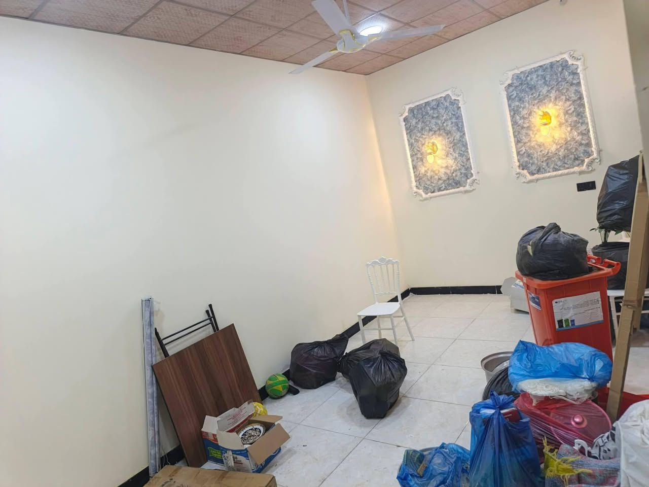 السلام عليكم بيت في الجزيره شارع زين العابدين مجمع الرواد متكون من غرفتين ودوانيه وهول ومطبخ وصحيات داخليه و خارجيه مساحه البيت 110 سعر 75 وقابل للتفاوض وتساب ***********
