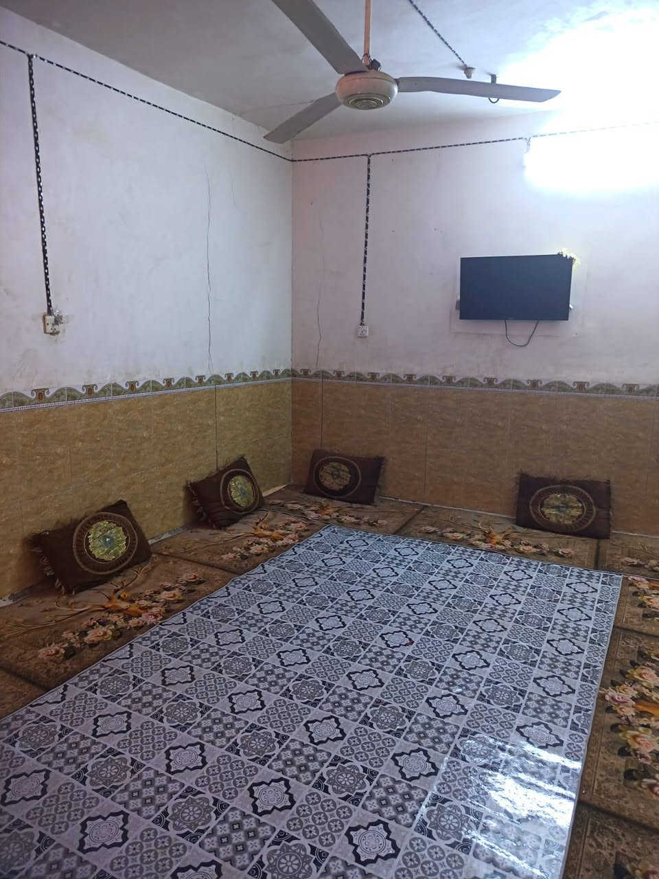 سلام عليكم بيت للبيع 100متر الرضويه الخامسه خلف مدرسه البطوله الاستفسار على الرقم *********** السعر 27 وبي مجال قليل
