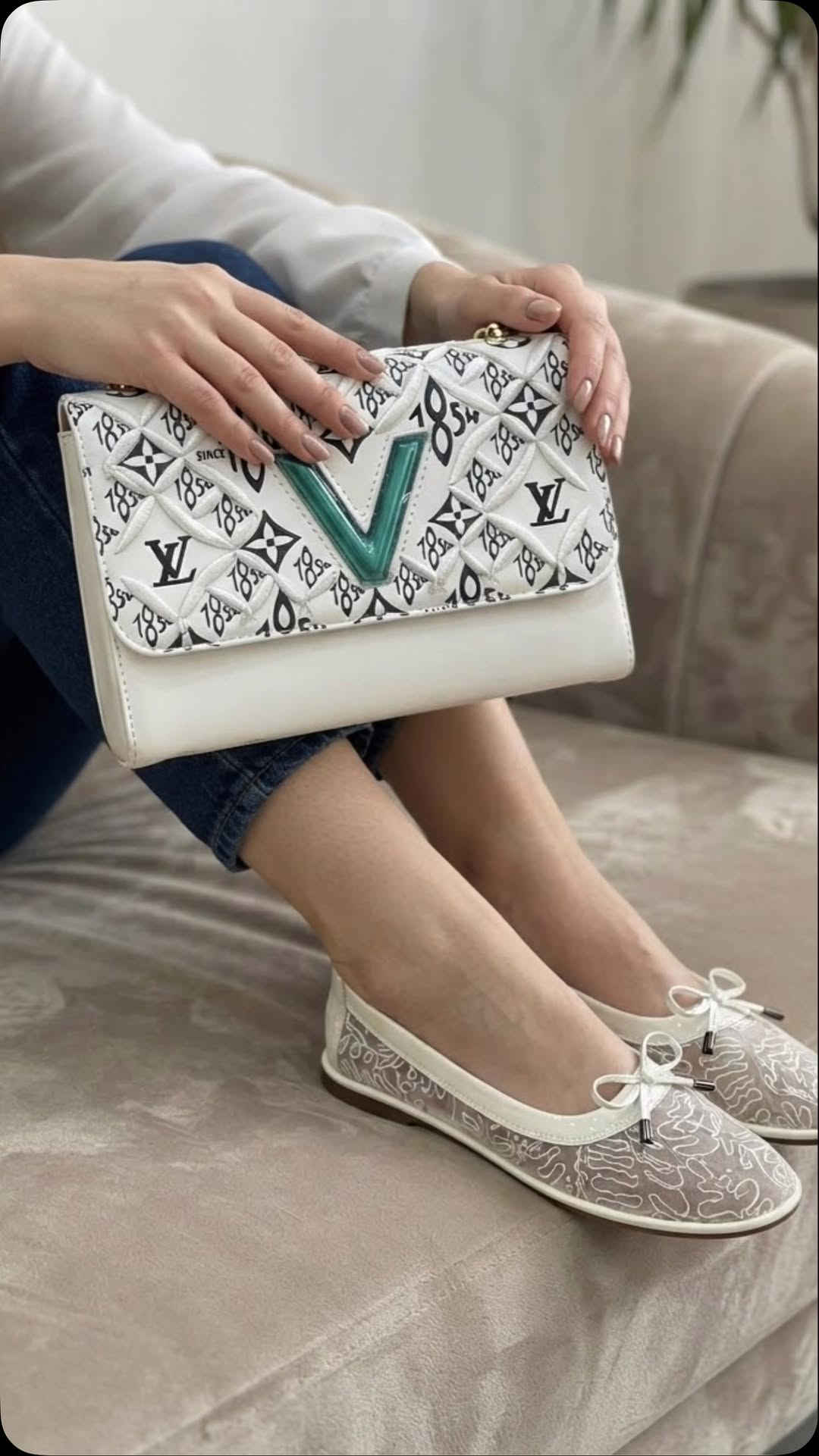 أضيفي لمسة من الأناقة والرقي لإطلالتك اليومية مع هذا الثنائي المثالي! 😍
👠 الحذاء 
حذاء ماري جين العصري بالكعب العريض ليمنحكِ الراحة والثبات طوال اليوم، مع تفاصيل الأبازيم المزدوجة والزهرة الكريستالية الصغيرة التي تضفي لمسة أنثوية  مع كل شيء 
👜 الجنطة جنطة بتصميم كلاسيكي فخم، مصنوعة من نسيج بارز (Tweed) وقاعدة بيضاء ناعمة، مع إبزيم ذهبي مميز (GD) يعكس الفخامة. حجمها مثالي لكل أغراضك الأساسية
