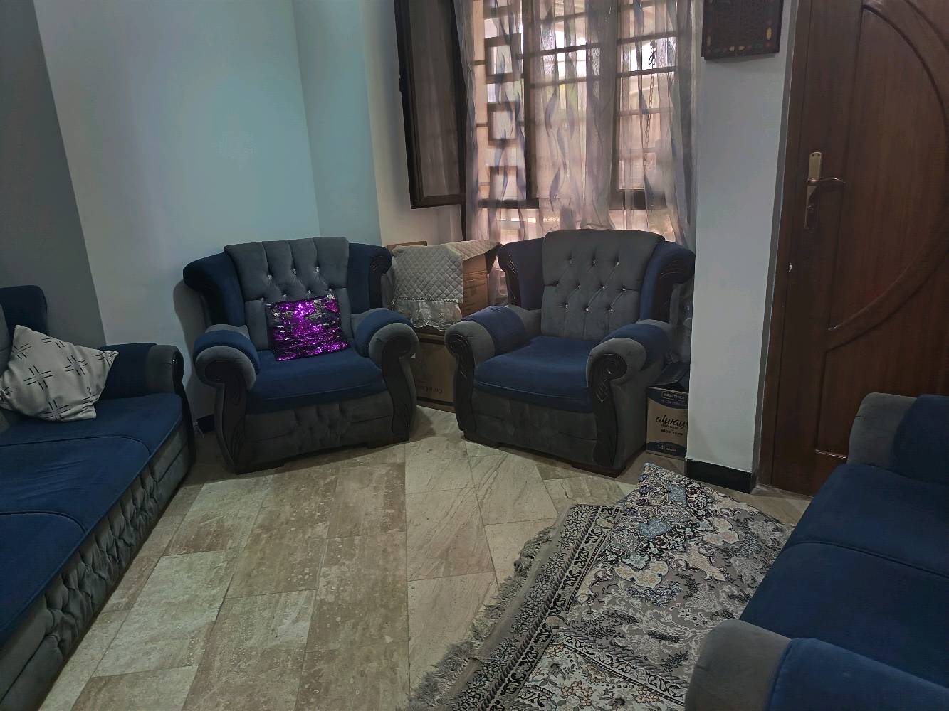 عندي تخم ٧مقاعد قديفة لونين  نظيف سعره ٢٥٠ ألف