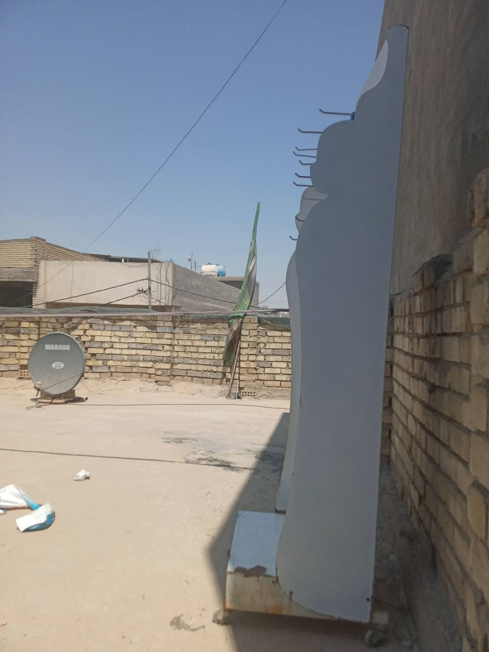 عارضة بحالة جيدة للبيع *********** ارتفاع مترين العرض٦٠
