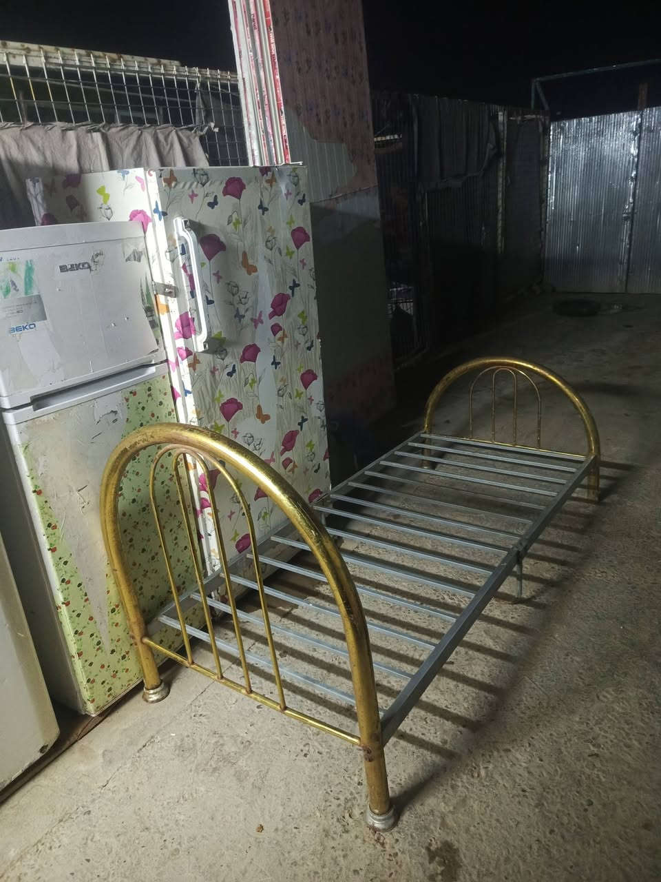 السلام عليكم غراض منزليه للبيع انصاف ابو غريب مقابل حليب بلادي ***********بي واتساب
