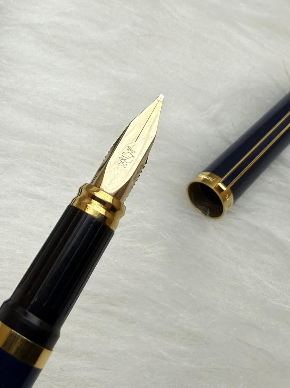 S.T.Dupont PARIS
سيت إس تي ديبونت
حبر و سوفت  
فرنسي المنشأ اصلي 
حجري لون نيلي 
ريشة(سلاية) ذهب خالص عيار 18k
جنكال + حلقات طلاء ذهب 
حجم الخط M
انتاج سنة الثمانينات 
جديد غير مستخدم 
مع العلبة الاصلية
للاستفسار المراسله على الواتساب او الاتصال بالرقم  *********** 
يوجد خدمة توصيل داخل بغداد و محافظات⁩
