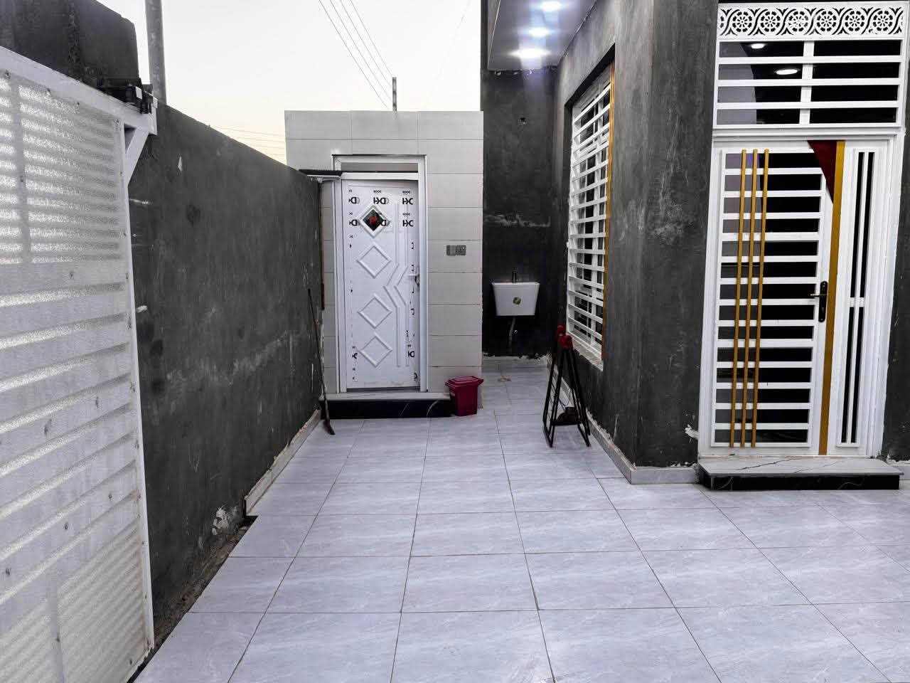 ‏دار للبيع المساحة 200م الواجهه ١٠ نزال ٢٠ العنوان منطقة حي القصور شارع معمل الكبة طريق بغداد المنطقه كامل خدمات  ماي مجاري كهرباء تبليط بناء درجة أولى علمآ البيت فارغ وجاهز للسكن للاستفسار / *********** ￼
