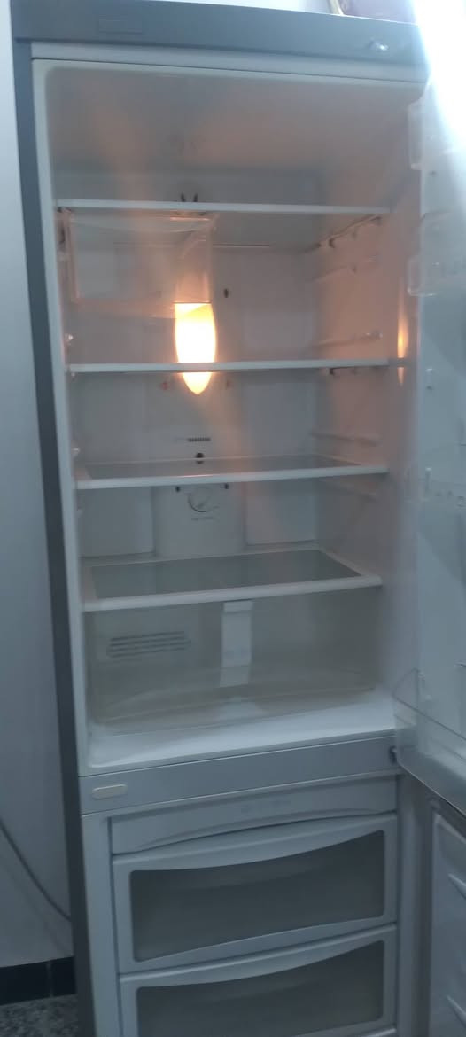 ثلاجة ومجمدة للبيع نظيفه جدا نوع LG ب٤٠٠ للإستفسار ***********
