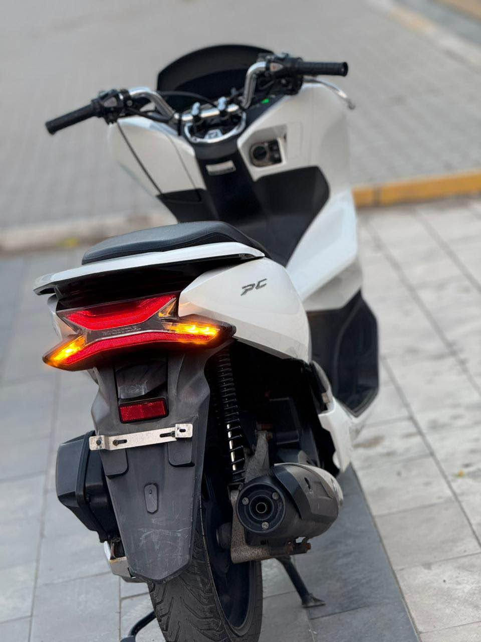 للبيع دراجه pcx  جيل ثالث بصمه الحديث  يوماهاالاصلي  مكينه 150 حساس حرف A نوزل خطين ستان كهربائي ماشيه14 الف زيرو الدراجه مال بيت حساس ازدحام دراجه جديده  حساس شلعه معدل خير من الله دراجه تتعب تكول جديده مال جناي  مكان بغداد الكرخ السعر 14 ونص$$ وبيهه مجال والاستفسار *********** بغداد, العراق
