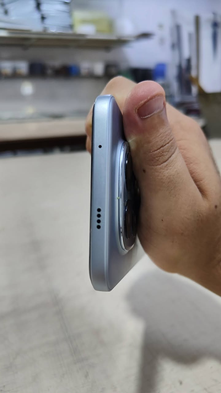 Redmi note 15 pro +

شريحتين + esim
الذاكرة : 512 GB

المعالج : Snapdragon® 7s Gen 4 Mobile Platform

RAM : 12 + 6

الشاشة : AMOLED بحجم 6.83 بوصة، دقة 1.5K (2772×1280)، وتردد 120Hz، سطوع أقصى 3200 nits، مع Dolby Vision وHDR10+ وحماية Gorilla Glass Victus 2.

الكاميرا الرئيسية: 200MP مع مثبت بصري OIS ومستشعر 1/1.4 بوصة، إضافة إلى 8MP Ultra-Wide. تصوير فيديو حتى 4K/30fps.

السيلفي 32 MP 

البطارية: ضخمة بسعة 6500mAh.

الشحن: سريع بقدرة 100W HyperCharge.

الوزن: حوالي 207–208 غرام.

كارتون والغراض كاملة مع الملحقات

السعر : 580 وبي مجال

للاستفسار : ***********

