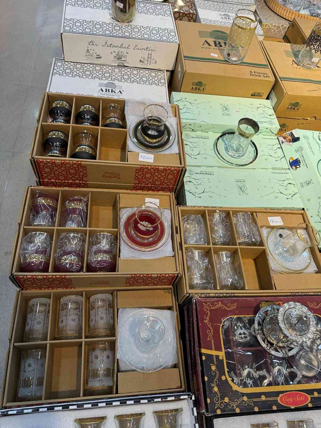 مجموعه كبيره ومنوعه من سيت استكان 
سيت استكان 
سيت فنجان 
سيت كلاصات 
العنوان / حله _شارع 40 جهة باب الحسين - مدخل -بستان الحلو

تتوفر خدمه توصيل الى كافه انحاء العراق 🚚
‏‎للحجز والاستفسار يرجى مراسلتنا على الصفحه⁩⁩⁩

نص مكتوب في الصور:
- 36.000
- 468.000
- 32.000