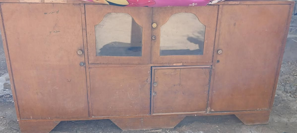 لبيع وسعر خاص وبعد ويا ميز بلازما وجربايه نفر واحد ودوشك جربايه تقريبا ٤نفرات وأكثر وغرفه نوم كامله وخشاب ولي يحب يشتري خاص //رقم ***********بي واتساب
