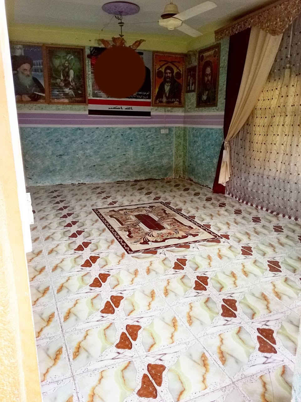 بيت للبيع بحي السعيدي مقابيل الجامعه الخضراء   بشارع  تبليط   مساحته 200 كامل البيت  متكون  ثلاث غرف نوم  وصاله وستقبال   مطبخ   مجمع صحيات   ماي مجاري  وكهرباء   ***********
