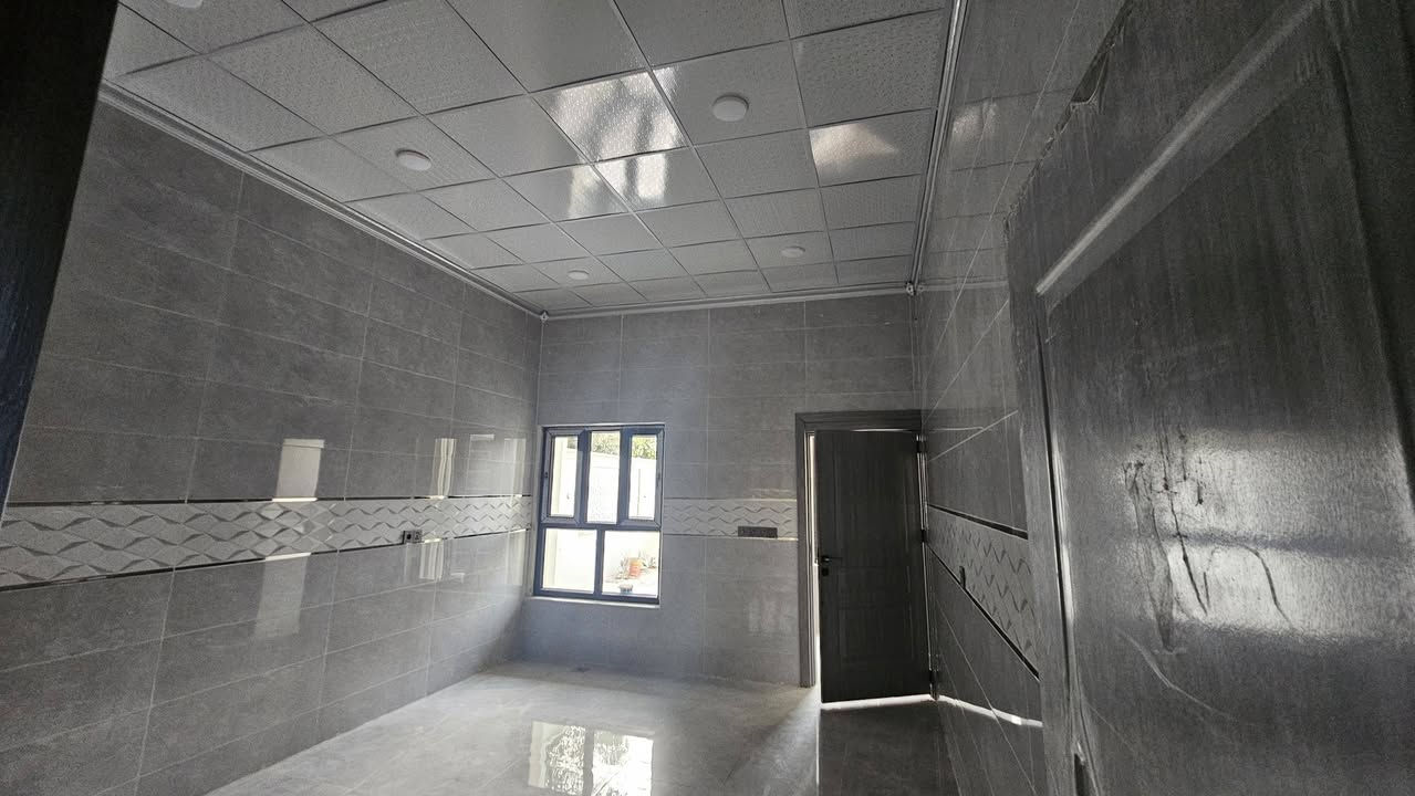 السلام عليكم بيت للبيع البيت طابو المساحه ٢٥٠متر العنوان الحي العسكري وره العلوه عدد غرف اربعه ٢فوك و٢تحت الربعه هاي كما موضحه بالصوره مطبخ موجود حار وبارد وهول تواليت ٢ وحمام ٢...للتوضيح الهول مغربي وكذلك الغرفه الفوك والربعه امه الباقي كله سقوف ثانوي 
السعر ١٦٥ المجال بسيط الاستفسار عالرقم 
***********
