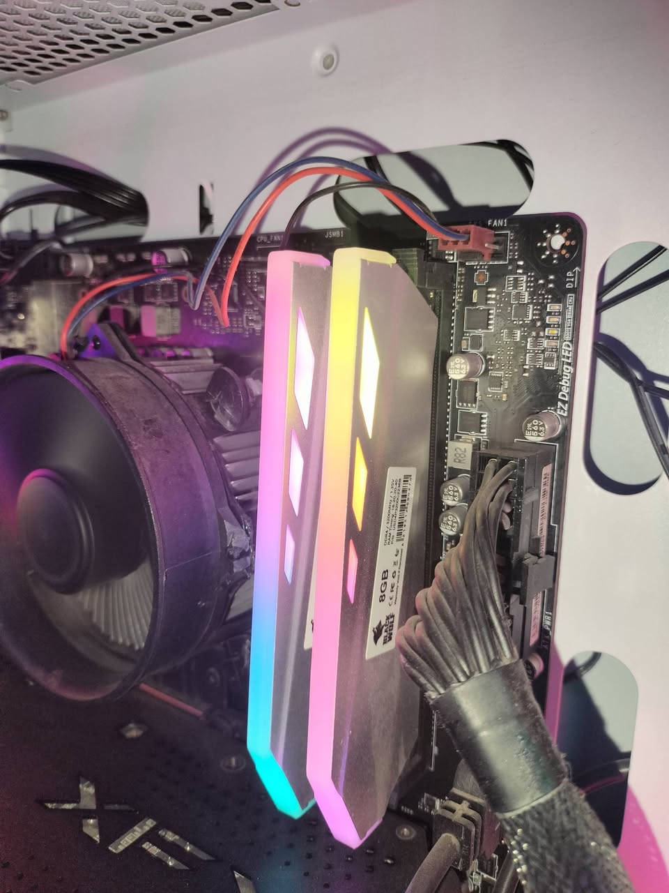 السلام عليكم ورحمة الله وبركاته اخوان مكلف بل نشر pc للبيع بحالة جيدة ممتازة ما مستخدمة هواي شي قليل
المواصفات:
المعالج (CPU): Intel Core i5-13400F
المشترد (Cooler): DeepCool Alta 9
المذربورد (Motherboard): MSI B760M-E DDR4
كرت الشاشة (GPU): XFX AMD Radeon RX 6600 XT
الرامات (RAM): Black Wolf 16GB (8x2) RGB
التخزين (Storage): M.2 NVMe SSD 512GB (بالإضافة إلى هارد خارجي  إضافي 1TB SSD)
باور سبلاي (PSU): 650W
الكيس (Case): MASS 01 Black
معلومات إضافية:
البي سي ممتاز جداً لألعاب الـ FPS والألعاب القوي (Forza5 Call of Duty, rocket league GTA5V) بدقة 1080p بأعلى إعدادات وفريمات عالية.
الحاسبة شغال عليها نظام Windows 11 Pro وجاهزة للاستخدام الفوري.
نظيفة جداً وخالية من أي مشاكل.  
السعر خاص مع ميز كاربون فايبر  ومع كيبورد ميكانيكي التواصل مع الرقم:‏(‪***********‬‏) 
العنوان : بغداد
السلام عليكم ورحمة الله وبركاته اخوان مكلف بل نشر pc للبيع بحالة جيدة ممتازة ما مستخدمة هواي شي قليل
