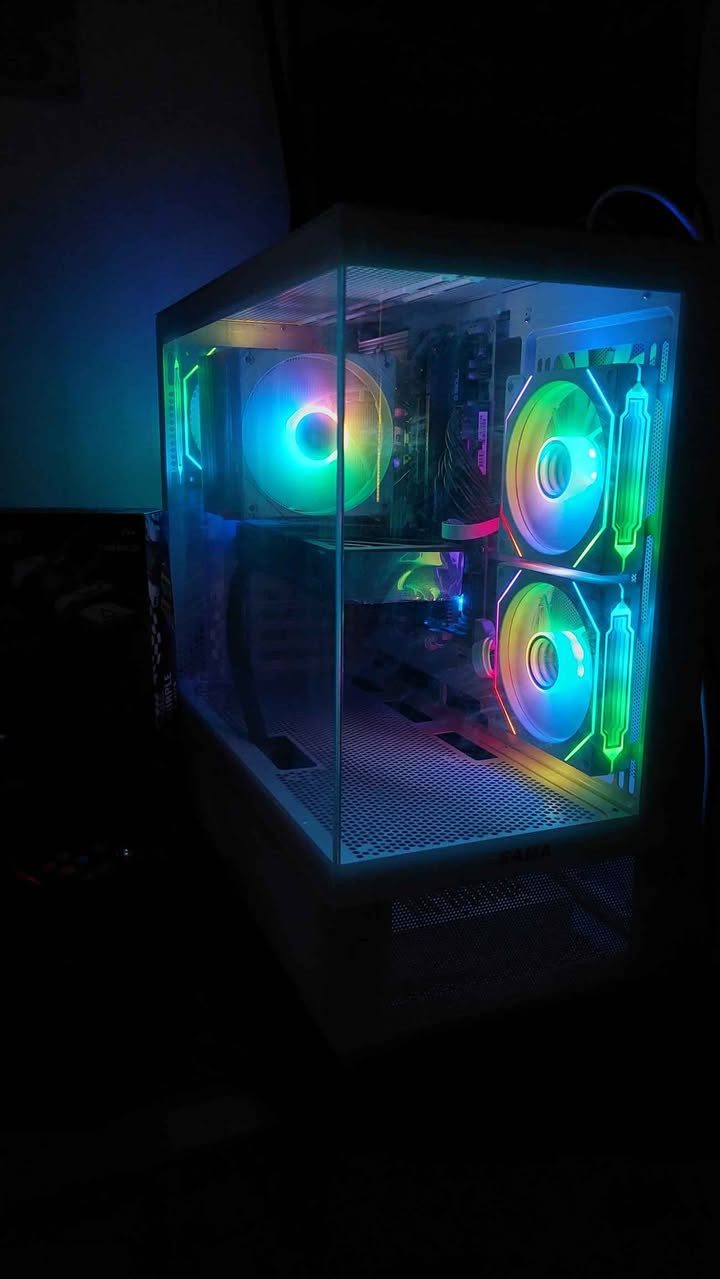 حاسبة Gaming PC متكاملة، مناسبة للألعاب الثقيلة والاستخدام الاحترافي، مع شاشة وملحقات مهمة

مواصفات الحاسبة

المعالج:
AMD Ryzen 5 7600 — Tray

اللوحة الأم:
GIGABYTE B650M AORUS ELITE AX ICE

الرام:
G.SKILL Ripjaws 32GB DDR5 6000MHz
(2×16GB) — No RGB

كرت الشاشة:
PNY GeForce RTX 4070 SUPER 12GB
VERTO Dual OC

الباور سبلاي:
ASUS PRIME AP850 850W
80+ Gold — Fully Modular

الكيس:
SAMA SV-02 White

المبرد:
XIGMATEK DIGITAL BLACK/WHITE AK6

التخزين — أكثر من 1.5TBSSD

512GB M.2 NVMe SSD — للنظام

1TB PCIe M.2 NVMe SSD — إضافي
  

الملحقات

1. شاشة GIGABYTE M27Q — حجم 27 بوصة، 2K IPS

2. UPS Online 1KVA — COMBO RISING

3. Logitech G502 SE Hero

4. Machenike K500-B94 — كيبورد ميكانيكي 
سويتش أحمر

5. عدد 2 يد تحكم لاسلكية

6. speaker sound 10w

السعر والتواصل

السعر المطلوب: 2,770,000 دينار عراقي
السعر يشمل الحاسبة + الشاشة + جميع الملحقات المذكورة أعلاه.

يوجد مجال بسيط للتفاوض الجاد.

التواصل: خاص أو اتصال على الرقم الموجود بالإعلان.
*********** بغداد, العراق
